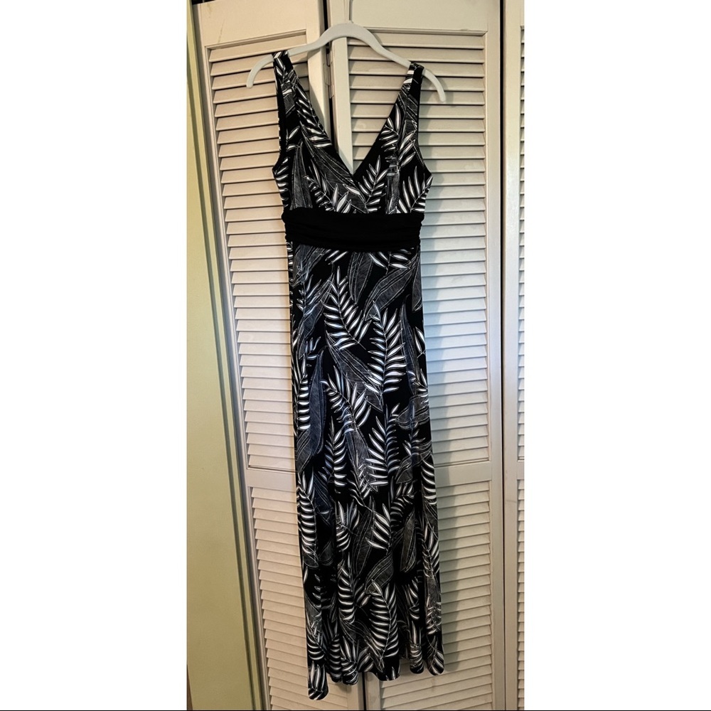 Black & White V Neck Tropical Floral Maxi Dress